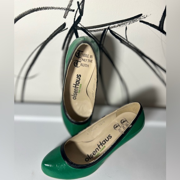 olsenHaus Green with Black Vegan Pumps with Round Pointed Toe Size 6 - Picture 2 of 8